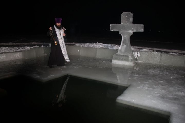 Әлки районында Хач ману бәйрәмендә  байтак православныйлар изгеләндерелгән  бәкедә коенды