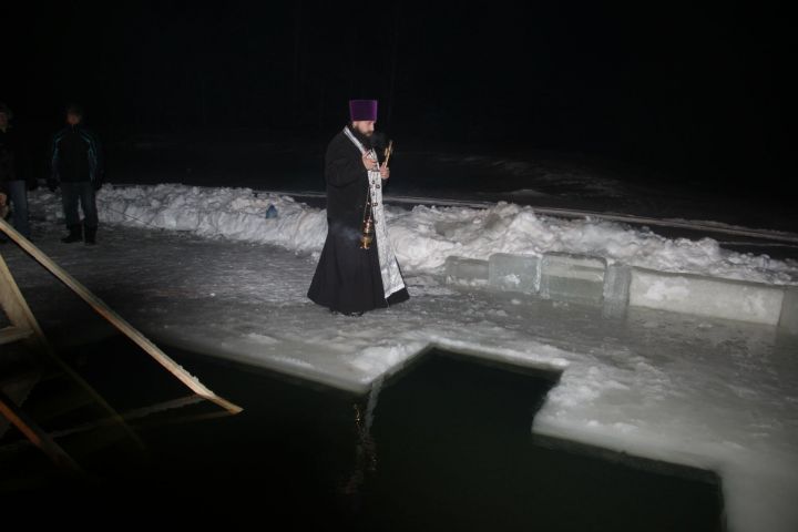 Әлки районында Хач ману бәйрәмендә  байтак православныйлар изгеләндерелгән  бәкедә коенды