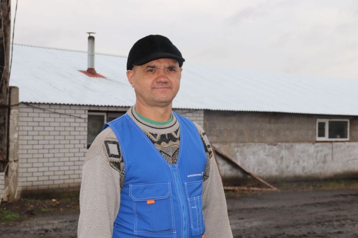 «Мы работы не боимся, пусть работа боится нас!» – говорит фермер села Старая Хурада Алькеевского района Евгений Яганев
