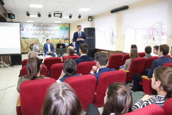 В ходе встречи, прошедшей в Алькеевском районе, говорили о развитии предпринимательства, о путях зарабатывания денег