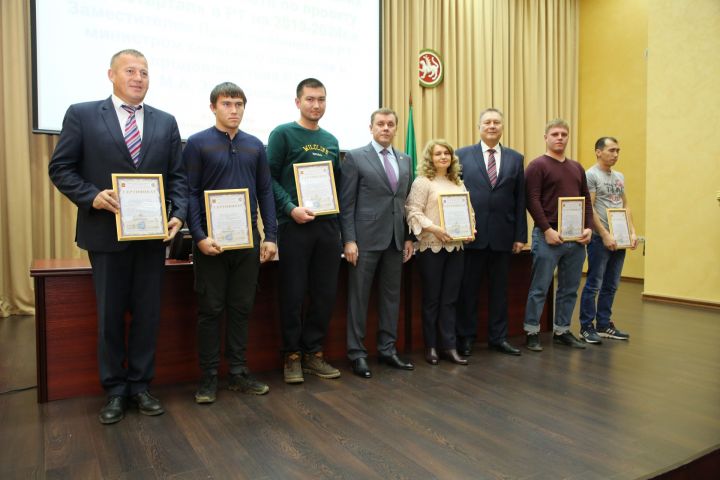 Татарстанның 36 районыннан яңа эш башлаучы 103 фермер авылда үзләренең бизнес-проектларын гамәлгә ашыруга грантлар алдылар