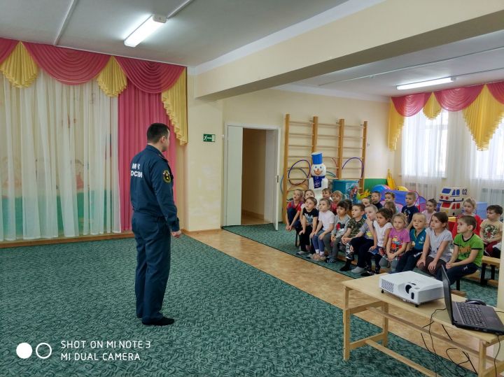 Алькеевский район: старший инспектор государственного пожарного надзора Радис Инсапов рассказал воспитанникам детского сада о пожарной безопасности