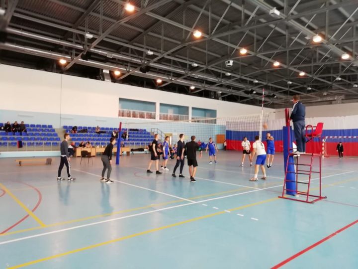 Әлки районында ир-атлар командалары арасында волейбол чемпионатында “Газовик” командасы җиңү яулады. Фото