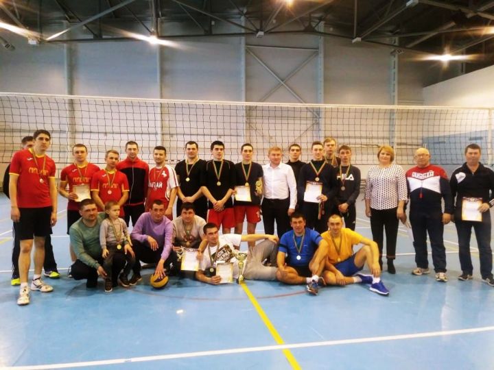 Әлки районында ир-атлар командалары арасында волейбол чемпионатында “Газовик” командасы җиңү яулады. Фото