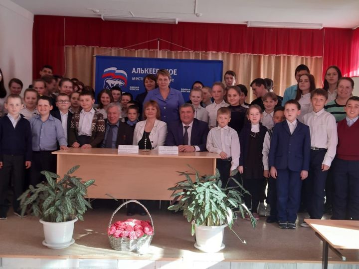 Космонавт Александр Баландин побывал в Алькеевском районе и встретился со школьниками