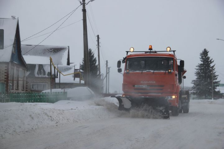 В Алькеевском районе дорожные рабочие очищают лот снега водоотводные трубы на трассах