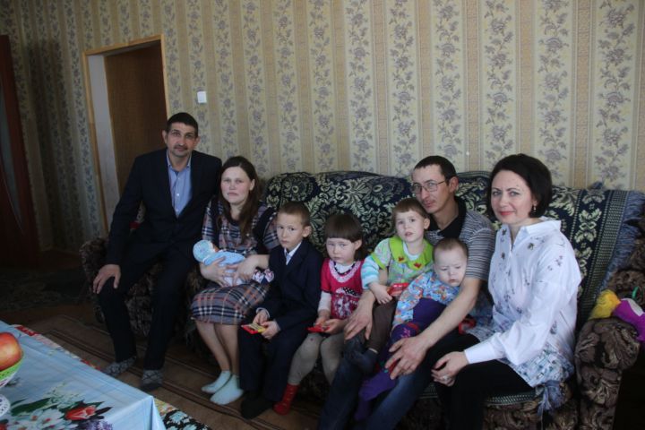 Жительница Бибаево Челнов Алькеевского района Гулия Шайдуллина к 24 годам стала матерью 5 детей. Фото