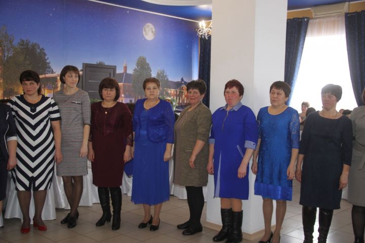 В Алькеевском районе в преддверие 8 Марта – Международного женского дня было организовано праздничное чаепитие для лучших женщин района. Фото