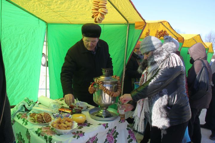 В центре Алькеевского района – в селе Базарные Матаки сегодня гремит большая ярмарка, посвященная Масленице и празднику 8 Марта
