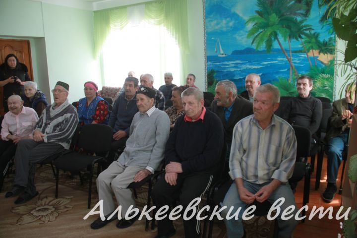 Глава Алькеевского района Александр Никошин подарил Алькеевскому дому-интернату для пожилых и инвалидов телевизор