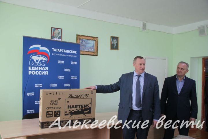 Глава Алькеевского района Александр Никошин подарил Алькеевскому дому-интернату для пожилых и инвалидов телевизор