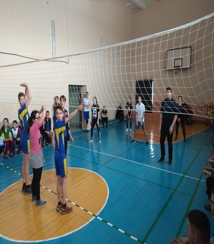 Әлки районы Чуаш Кичүе мәктәбендә элекке укытучылары Наил Мөбәрәкшин истәлегенә волейбол турниры узды