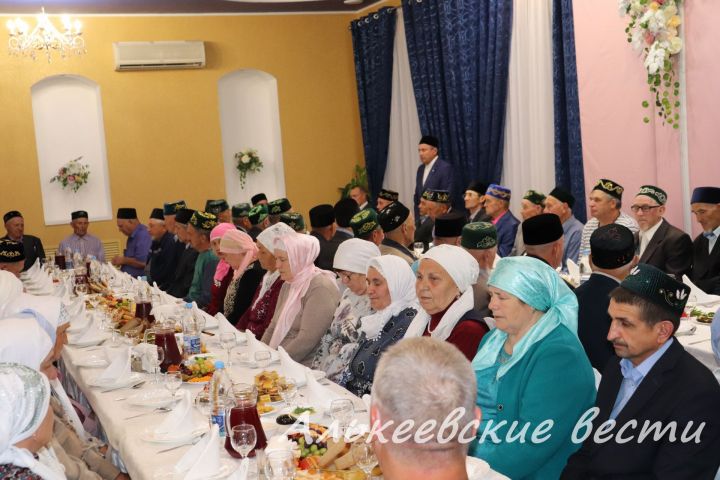 Глава Алькеевского района Александр Никошин провел благотворительный ужин – ифтар для мусульман