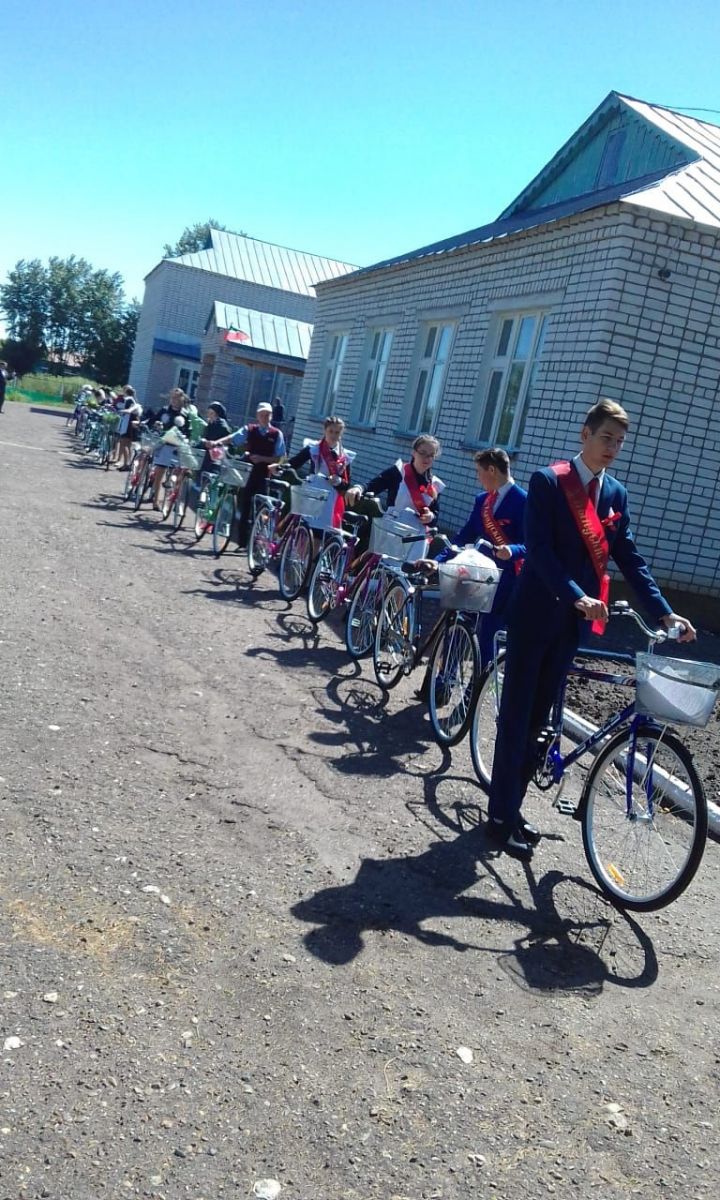Иске Әнҗерә авылы балаларына авылдашлары Азат Мәҗитов 25 велосипед бүләк итте