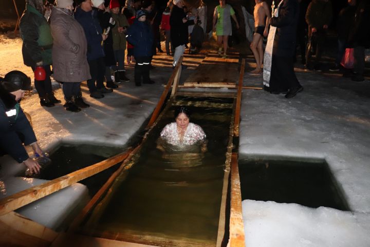 В Алькеевском районе на Крещение многие окунулись в прорубь