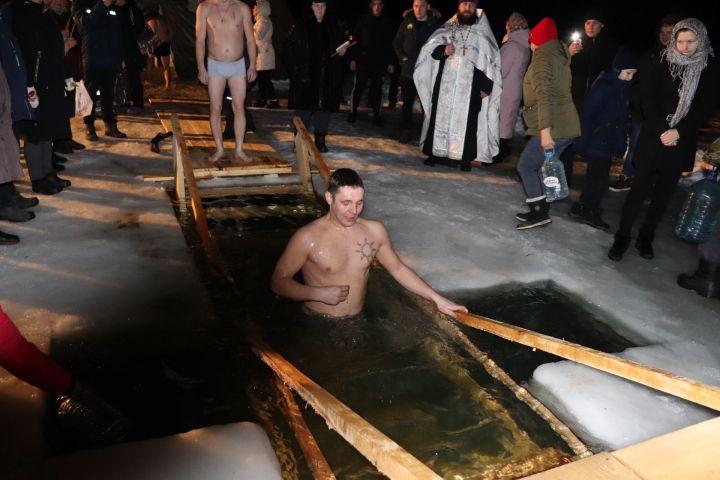 В Алькеевском районе на Крещение многие окунулись в прорубь