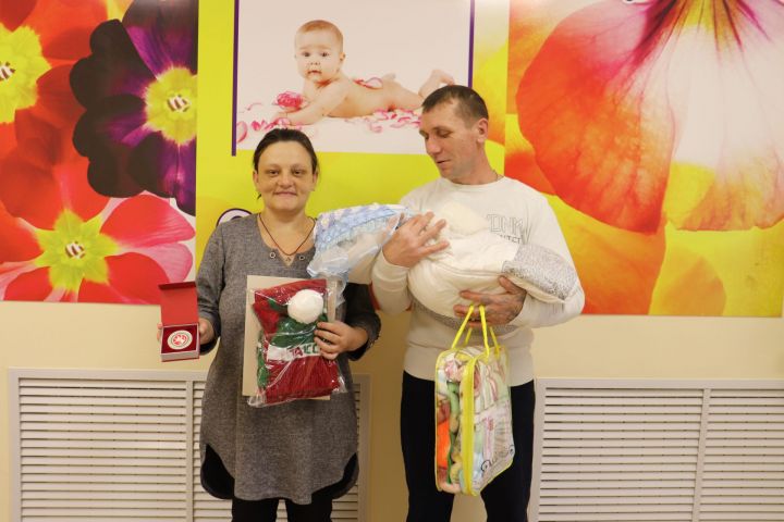 Из Алькеевского родильного дома торжественно проводили первого новорожденного этого года