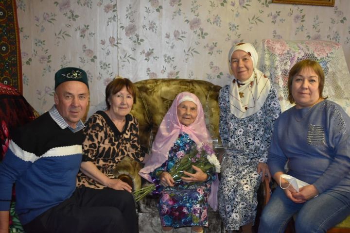 90-летней жительнице Алькеевского района Владимир Путин прислал открытку