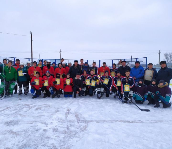 Әлки районы: Базарлы Матак мәктәбенең хоккей командасы иптәшләрчә турнирда җиңде
