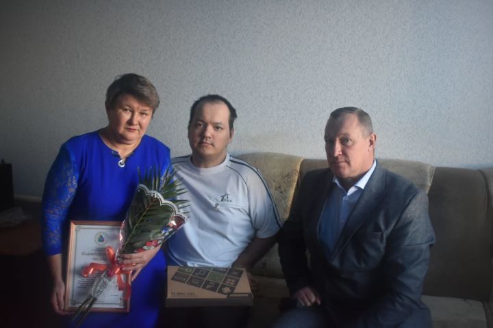 Глава Алькеевского района вручил планшет Ринату Ибрагимову