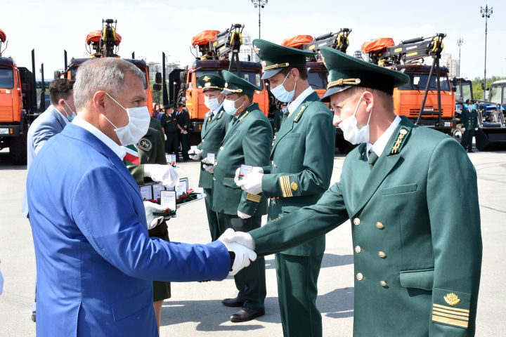 Әлки урман хуҗалыгына   Татарстан Президенты бүген  өч автомобиль тапшырды