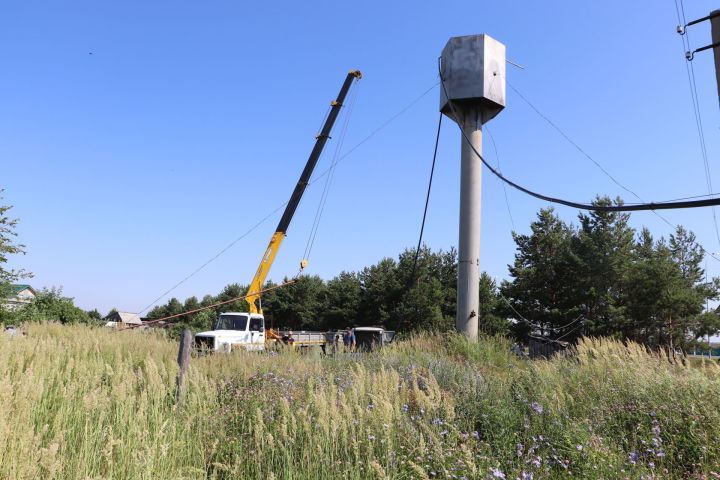 В Алькеевском районе на улице Филиппова села Базарные Матаки устанавливается новая водонапорная башня