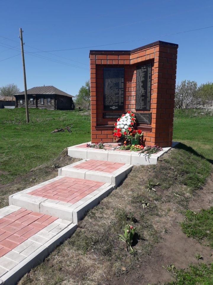 В Алькеевском районе в селе Нижние Салманы земляк Рафик Ганеев установил памятную стелу