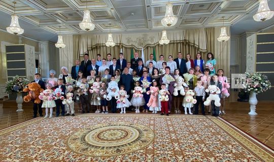 Президент РТ наградил многодетные семьи в День семьи, любви и верности