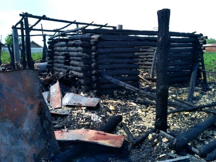 В Алькеевском районе в деревне Татарское Шапкино сгорела баня