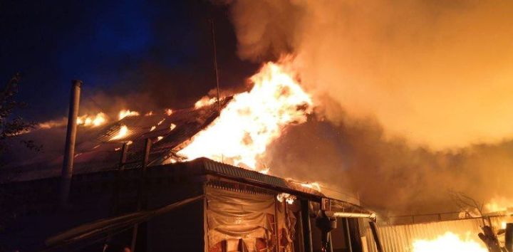 В Челнах сгорели три дома и шесть надворных построек
