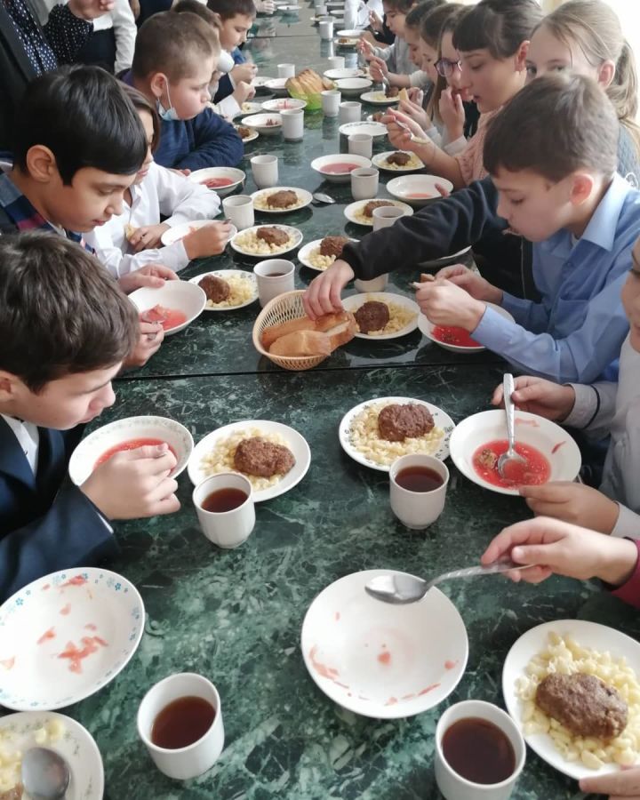В Алькеевском районе в новом году школьников кормят по-новому. Что ели дети сегодня?