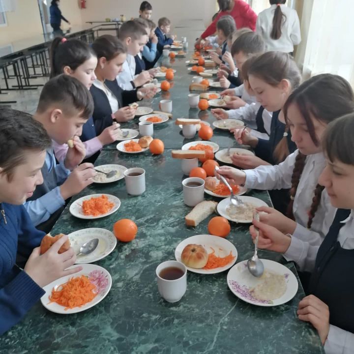 В Алькеевском районе в новом году школьников кормят по-новому. Что ели дети сегодня?