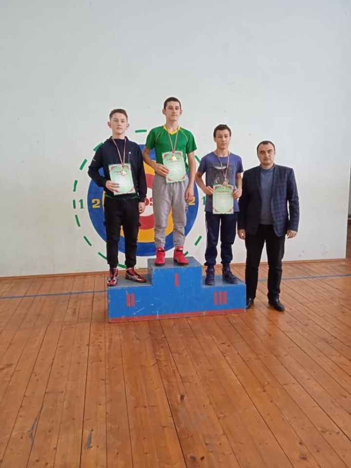 В селе Нижние Алькеево школьники соревновались в борьбе на поясах