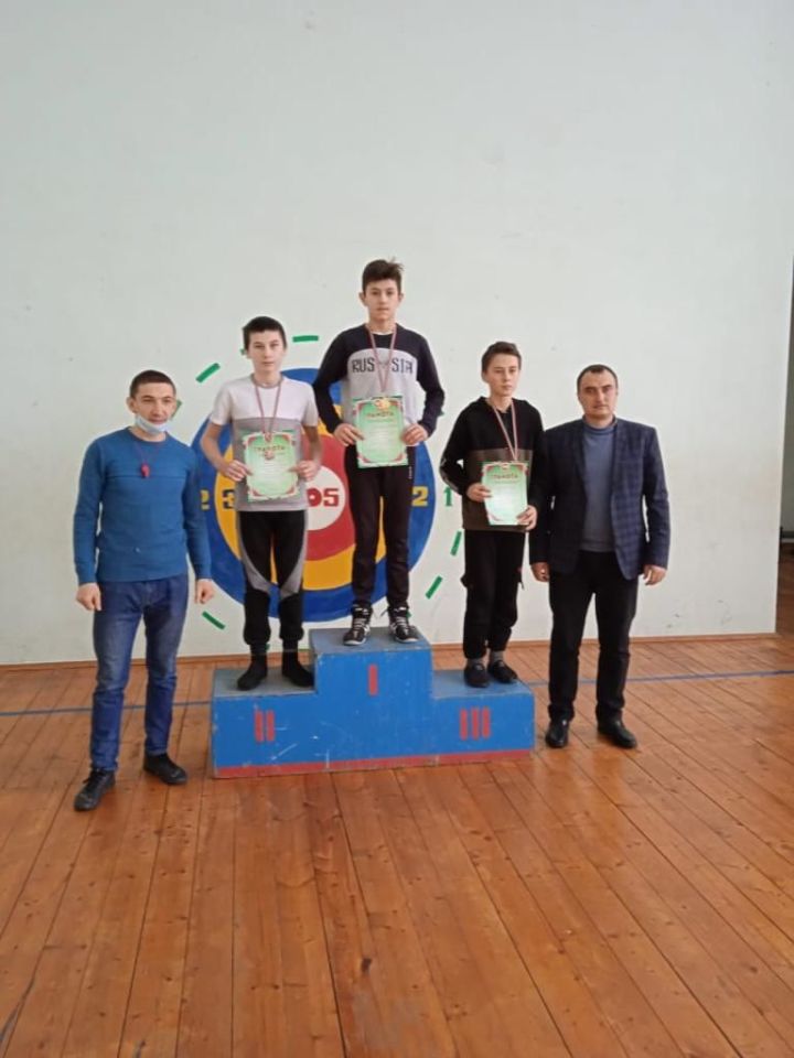В селе Нижние Алькеево школьники соревновались в борьбе на поясах