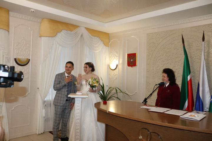 В Алькеевском ЗАГСе зарегистрировала брак семья Вафиных