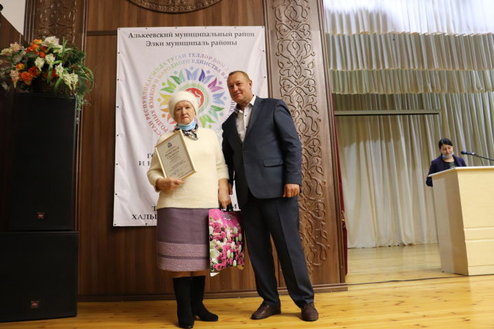 Алькеевцев наградили Почетной грамотой главы района