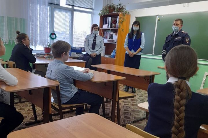 Алькеевский район: сотрудники полиции и ГИБДД провели профилактическую беседу с детьми