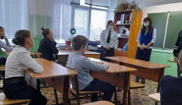 Алькеевский район: сотрудники полиции и ГИБДД провели профилактическую беседу с детьми