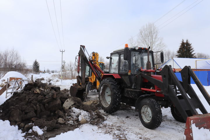 Әлки район үзәгендә су торбасы тишелгән