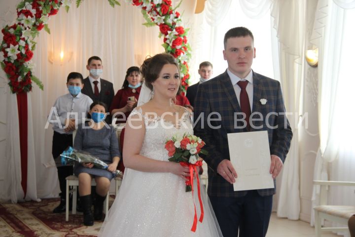 В Алькеевском отделе ЗАГС состоялось бракосочетание Валентина и Людмилы Калмыковых