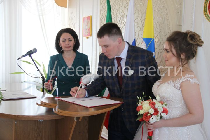 В Алькеевском отделе ЗАГС состоялось бракосочетание Валентина и Людмилы Калмыковых