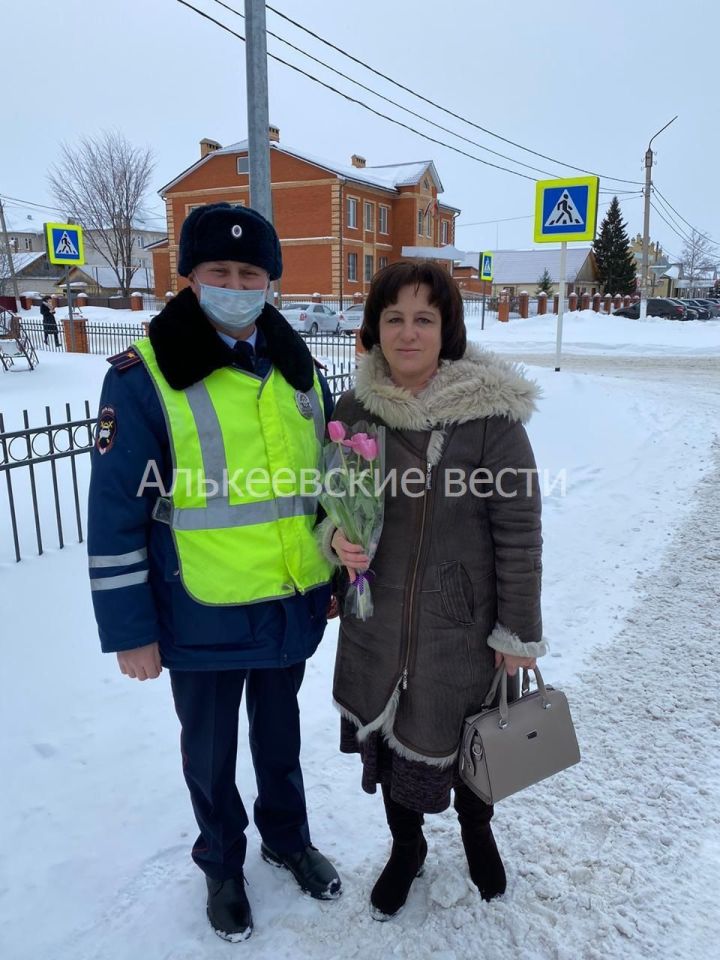 Алькеевский район: сотрудники ГИБДД поздравили автоледи с предстоящим праздником