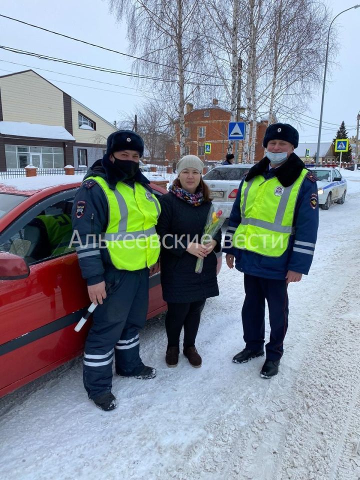 Алькеевский район: сотрудники ГИБДД поздравили автоледи с предстоящим праздником