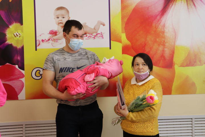 В Алькеевском роддоме состоялась торжественная выписка новорожденных и их мам