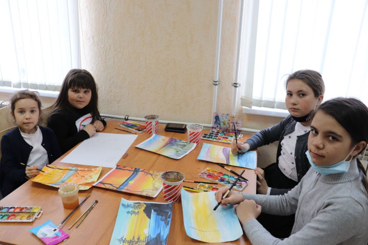 Алькеевский район: дети рисуют на холсте и батике