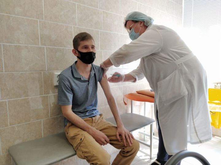 Главный бухгалтер "Алькеевские вести" Гульнур Фатхутдинова одной из первых в коллективе прошла вакцинацию