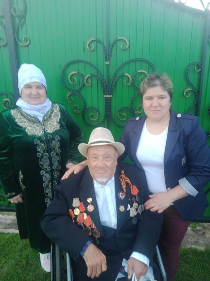 В Алькеевском районе для инвалида Великой Отечественной войны Хазима Фахрутдинова организовали музыкальное поздравление