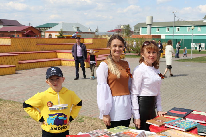 Алькеевский район: участники праздничного митинга интересовались книгами о Великой Отечественной войне