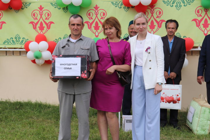 На Алькеевском Сабантуе награждена семья Кузнецовых, воспитывающая семерых детей