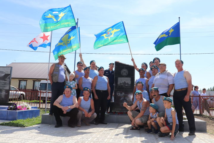 В Алькеевском районе открыли памятник десантникам всех поколений